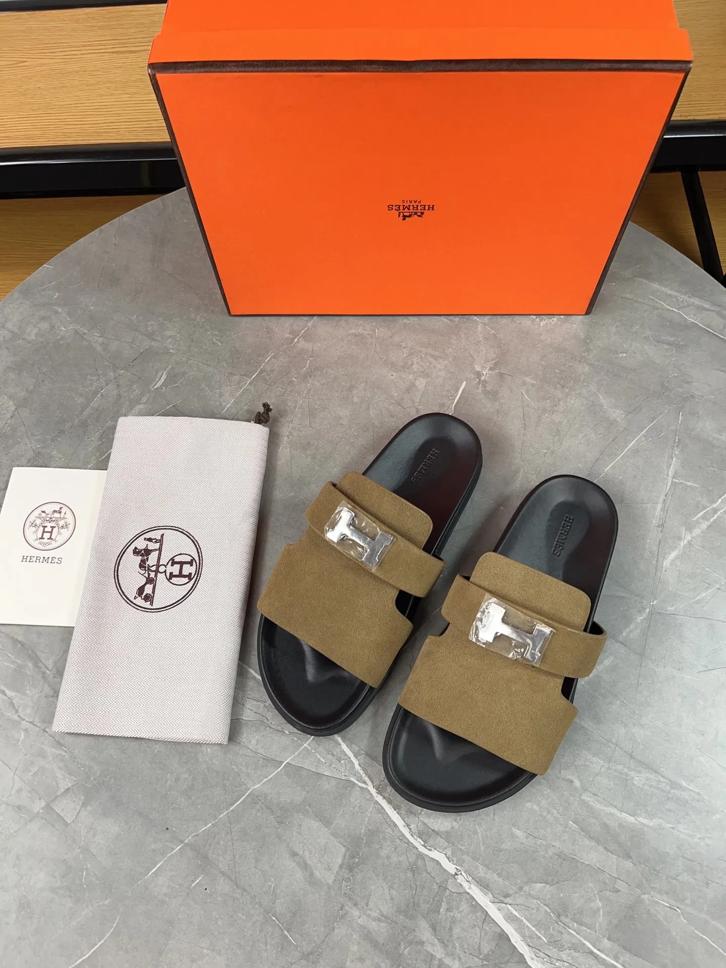 p440🐮🐮H family classic (couples) buckle slippers ✅ Hermes Hermes spring and summer sandals series! Classic style, always popular slippers - sandals, great with any combination! ! ! Upper: imported palmprint PU inner lining: imported mixed sheepskin Outsole: Tpu non-slip and wear-resistant outsole Female size: 35-40 (41 customized) Male size: 39-45 (39.45 customized)